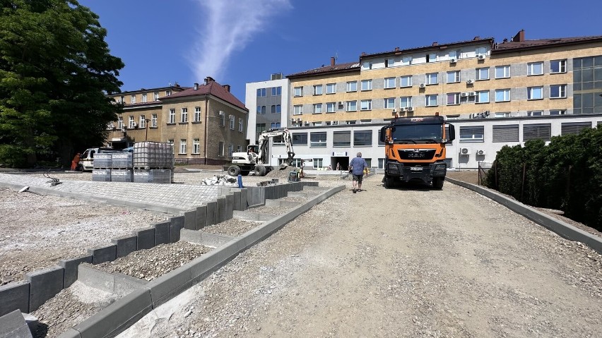 Postępują prace przy budowie parkingu przy szpitalu w Bochni. Obiekt od strony Krakowskiej pomieści 35 samochodów. Zdjęcia i film
