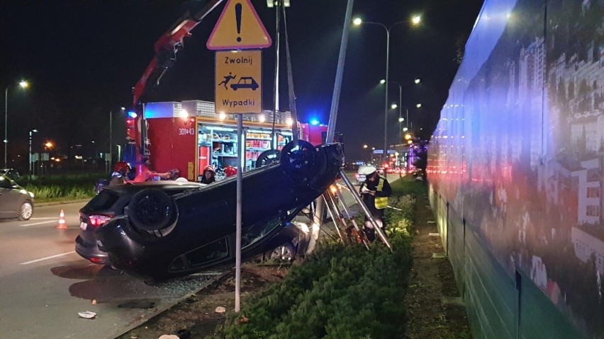 Zderzenie i dachowanie w Kielcach koło dawnego Exbudu. Jedna osoba ranna (ZDJĘCIA, WIDEO)