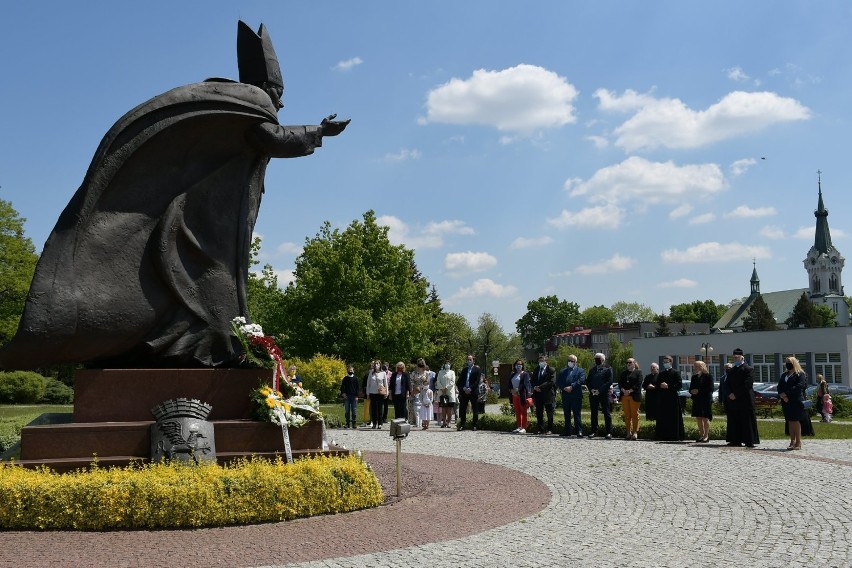 "Barka" pod pomnikiem Jana Pawła II. Dębiczanie uczcili setną rocznicę urodzin papieża Polaka