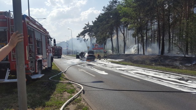 W okolicach skrzyżowania ulic Fordońskiej i Kaliskiego, na nitce prowadzącej w kierunku centrum Bydgoszczy, zapalił się samochód osobowy. Ogień przeniósł się również do pobliskiego lasu.

Na szczęście nikt nie ucierpiał. Na miejscu pracowali strażacy, którym udało się ugasić pożar. Droga była zablokowana. Na razie nie wiadomo, co spowodowało pojawienie się ognia.