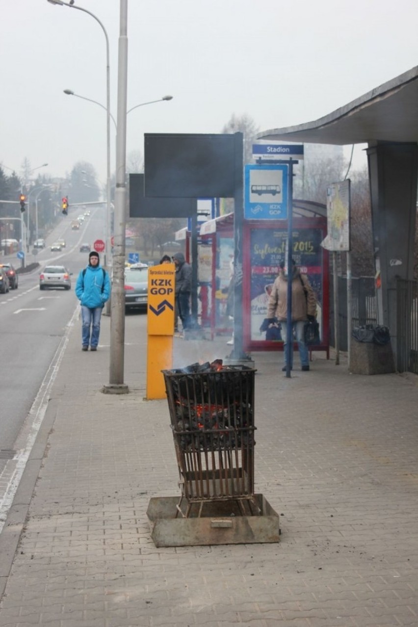 Będzin: Na przystankach czekających na autobus grzeją koksowniki