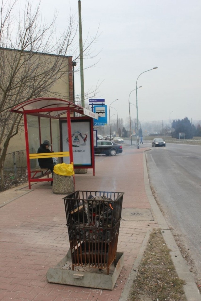 Będzin: Na przystankach czekających na autobus grzeją koksowniki