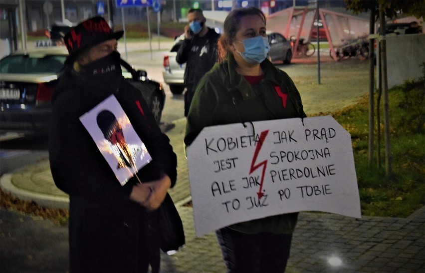 Wiedźmy protestowały w Kędzierzynie-Koźlu. Halloweenowy Strajk Kobiet przeszedł przez miasto w sobotę. "Ziobro, nie boimy się więzienia"
