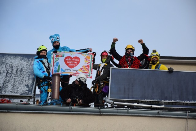 „Alpiniści dla WOŚP”. Bajkowe postacie umyły okna szpitali w Gdyni i w Wejherowie