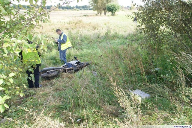 Dyżurny sokólskiej Policji otrzymał zgłoszenie o wypadku drogowym na trasie Sokółka &#8211; Kamionka Nowa. Ze wstępnych policyjnych ustaleń wynika, że dwóch młodych mężczyzn jechał motorem do Kamionki Nowej.