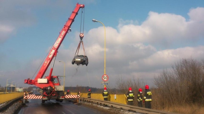Wypadek w Poznaniu - Samochód spadł z mostu Lecha