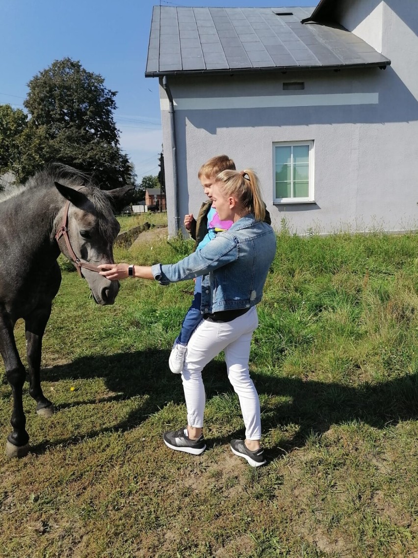 Dzieci z ośrodka w Gromadzicach na hipoterapii w zagrodzie u ks. Marka Jelonka 