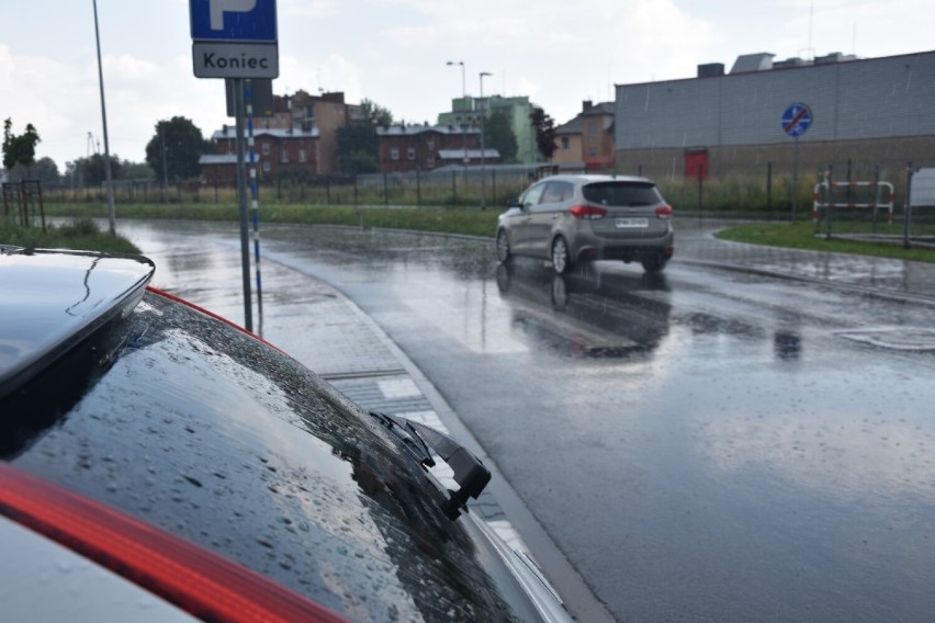 Ulewa w Wągrowcu. Zalane ulice i chodniki. Obowiązuje ostrzeżenie IMGW 