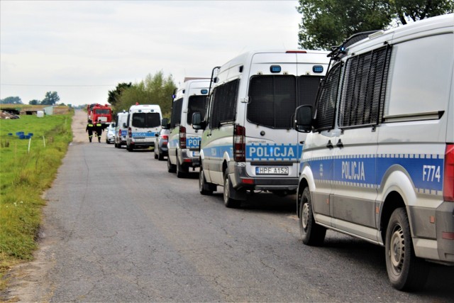 Strażacy przeszukiwali także koryto Bzury. Działania cały czas trwają. W akcji bierze udział siedem zastępów straży pożarnej i policja