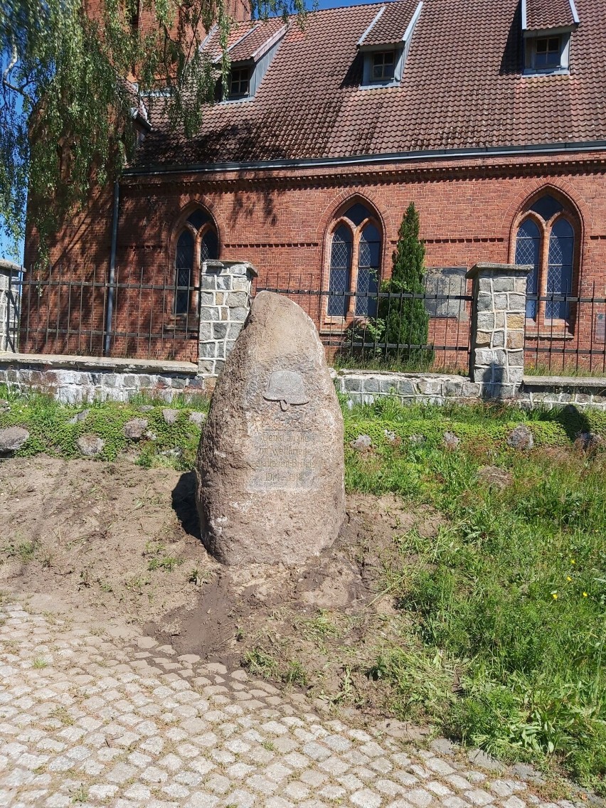 Sensacja w Juchowie. Zaginiony wojenny pomnik odnaleziony! [zdjęcia]