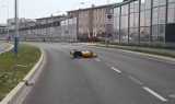 Wypadek na ul. Bobrzyńskiego. Nie żyje motocyklista [wideo]