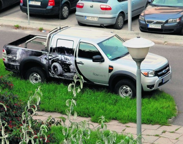 Kierowca terenówki niszczącej trawnik pozostanie całkowicie bezkarny. Wszystko przez powolnych strażników