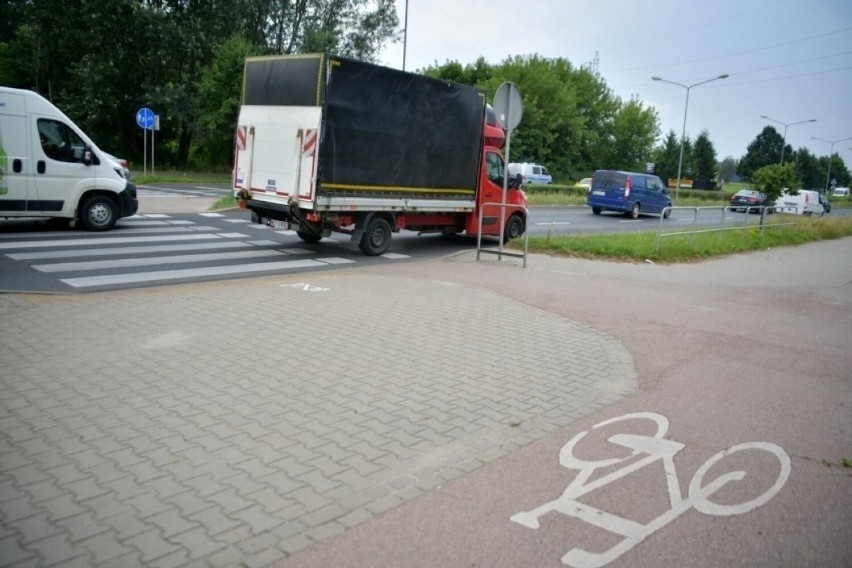 Będą światła na przejściu dla pieszych przez ulicę Maratońską w Radomiu. Piesi i rowerzyści będą bezpieczniejsi