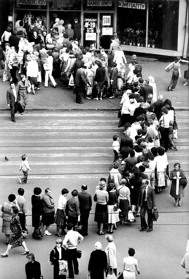 Katowice 1980 r.: kolejka po cukier przed domem towarowym Zenit