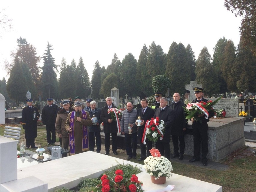 Częstochowa: Władze zapaliły znicze w miejscach pamięci [FOTO]