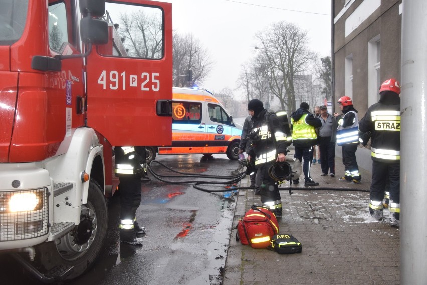 KROTOSZYN: Strażacy w akcji: groźny pożar w kamienicy. Ewakuowano mieszkańców [FOTOGALERIA]