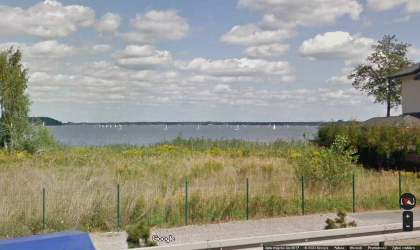 Widok na Jezioro Zegrzyńskie, które skupia amatorów sportów...