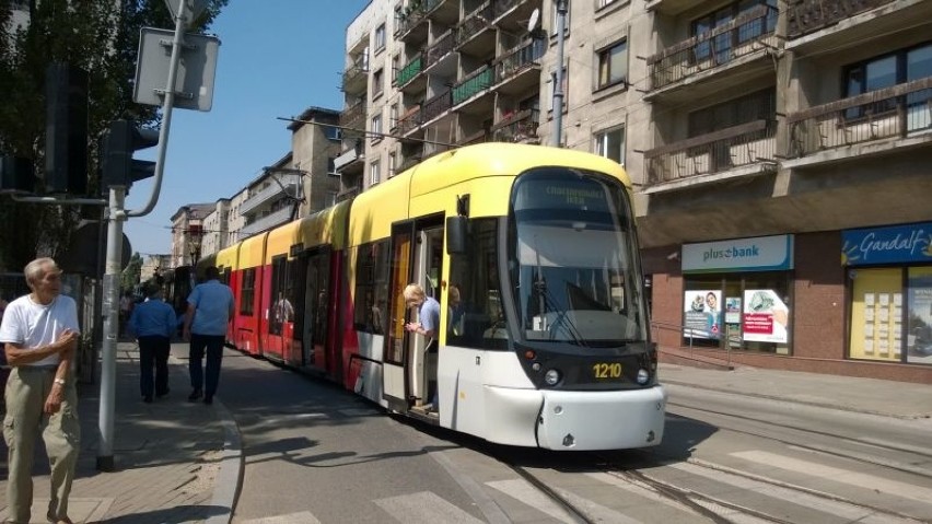 Zatrzymanie ruchu tramwajów na ulicy Żwirki w Łodzi.