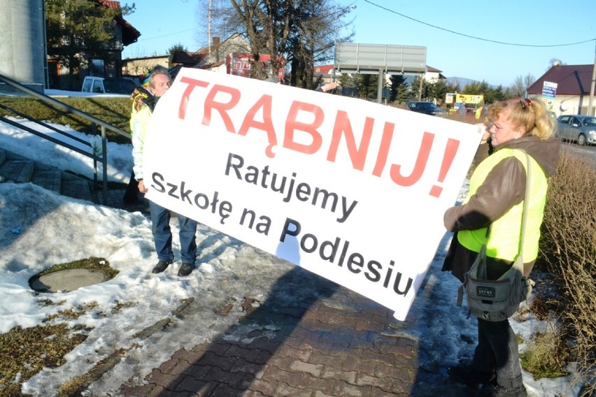 Protest w Żywcu: trąbnij dla szkoły!