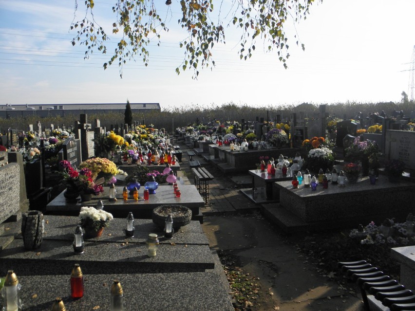 Częstochowa: cmentarz na Stradomiu wciąż tłumnie odwiedzany [ZDJĘCIA]