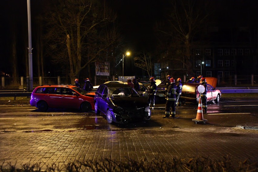 Wypadek na al. Grunwaldzkiej w Gdańsku. Zderzenie 5 samochodów, 2 osoby ranne [ZDJĘCIA]