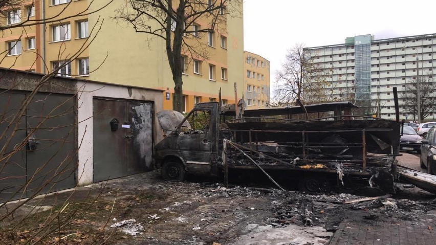 Pożar samochodów w Gdańsku Jelitkowie. Jedno auto spłonęło, drugie jest nadpalone [zdjęcia]