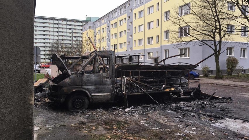 Pożar samochodów w Gdańsku Jelitkowie. Jedno auto spłonęło, drugie jest nadpalone [zdjęcia]