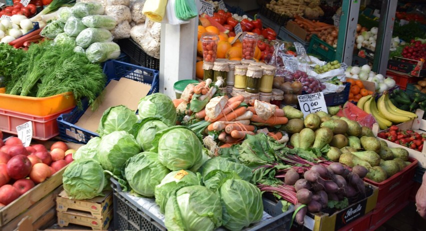 Zakupy przed wielką majówką na chełmskim bazarze. Sprawdziliśmy ile kosztują nowalijki, warzywa i owoce. Zobacz zdjęcia