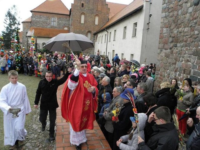 ks. Otton Szymków, proboszcz parafii w Strzelnie