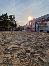 Nowe atrakcje na miejskiej plaży przed Wola Parkiem w Warszawie. Co czeka na odwiedzających? 