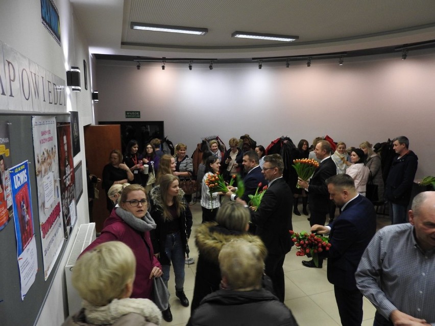 Dzień Kobiet w Janowie Lubelskim. Lokalni przedstawiciele Prawa i Sprawiedliwości złożyli mieszkankom życzenia. Zobacz galerię zdjęć