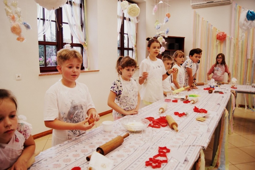 Janikowo. Pod okiem Jagody Łaganowskiej, zwyciężczyni Master Chef Junior, dzieciaki przygotowywały kruche ciasteczka. Zdjęcia