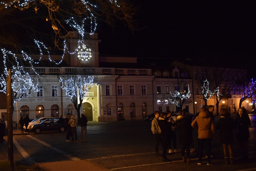 Część mieszkańców powitała Nowy Rok na Rynku w Łowiczu