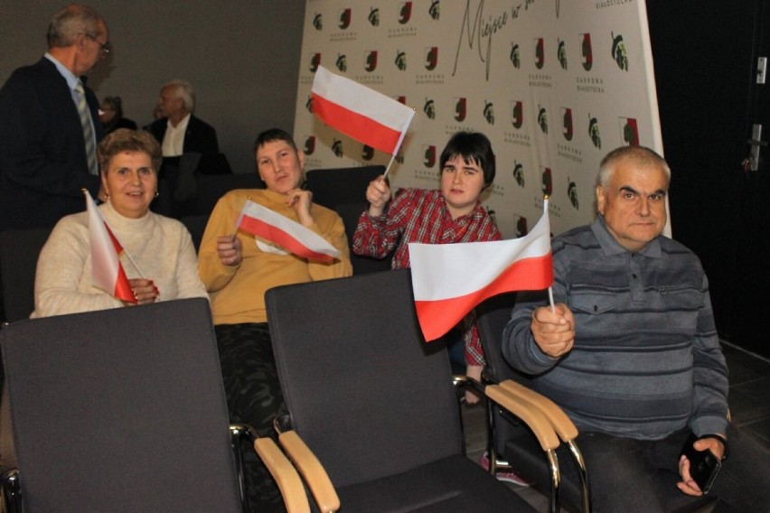 Święto Niepodległości w Dąbrowie Białostockiej. Mieszkańcy i władze świętowały wspólnie pod biało-czerwoną