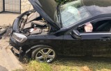 Wypadek na ulicy Piłsudskiego w Radomsku. Kierująca mercedesem wjechała do rowu