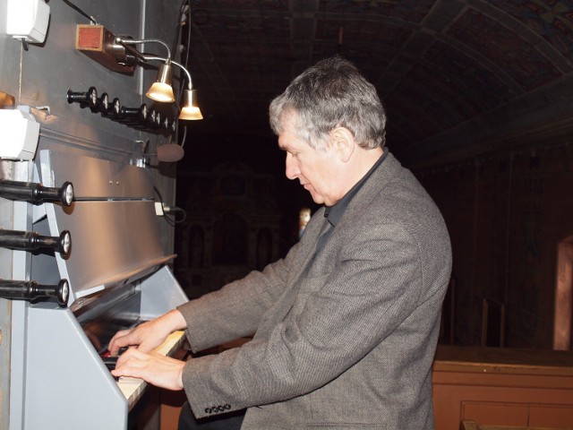 Wybitny organista, prof. Julian Gembalski podczas testowania organów po remoncie