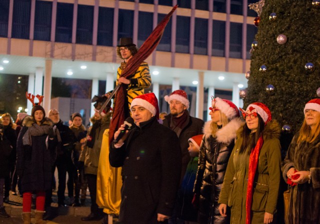 Miejskie Mikołajki w Puławach za nami. Wśród atrakcji zabawy dla dzieci, spektakl i szczudlarze. Zobacz zdjęcia