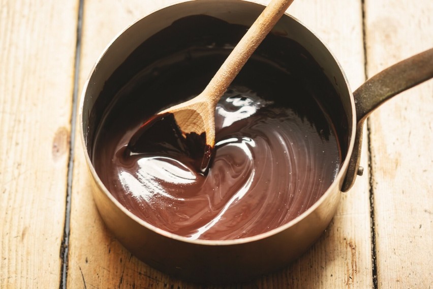 Domowa polewa czekoladowa wymaga tylko dwóch składników....
