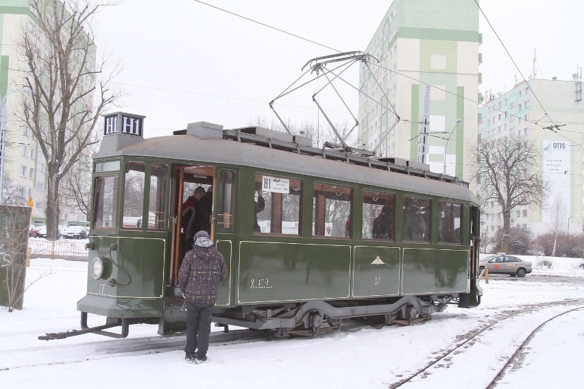 Zabytkowy tramwaj na ulicach Łodzi
