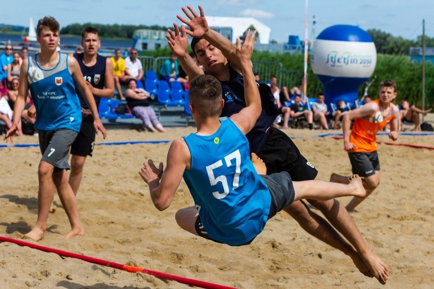 Młodzieżowe MP w plażowej piłce ręcznej w Szczecinie.