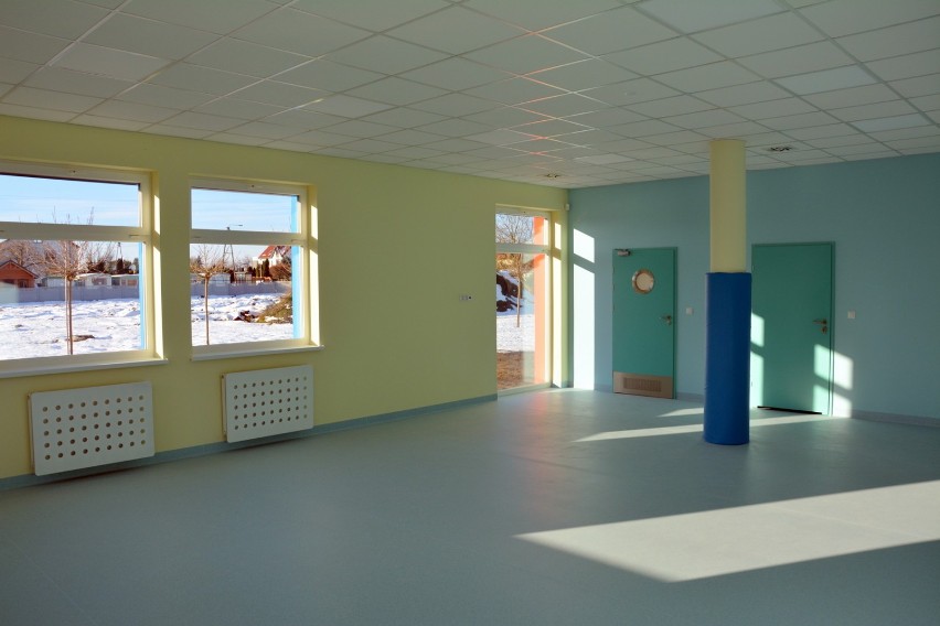 Nowa szkoła w Tuchomiu już po odbiorze - kolorowa jak z obrazka!