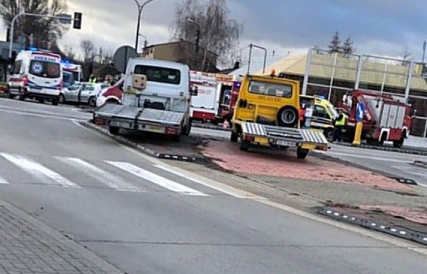 W zderzeniu dwóch samochodów ranne zostały trzy osoby, w tym...