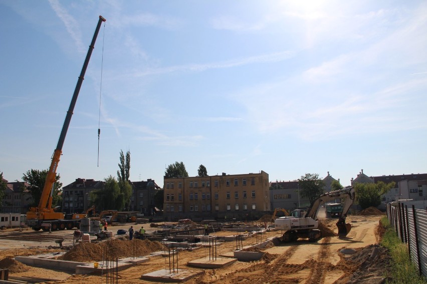 Arena Ostrów rośnie w siłę! Stawiane są 26-tonowe słupy