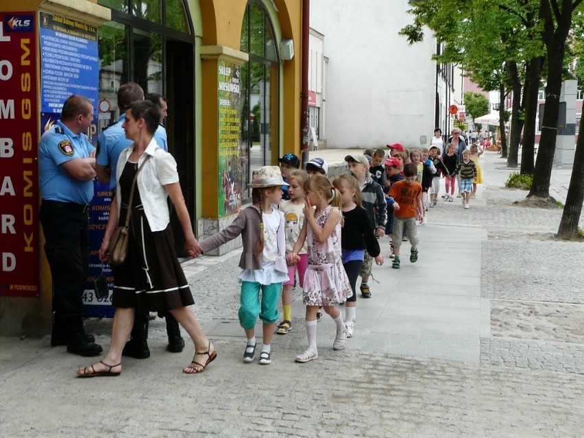 Przedszkolaki odwiedziły strażników miejskich w Sieradzu. [ZDJĘCIA]