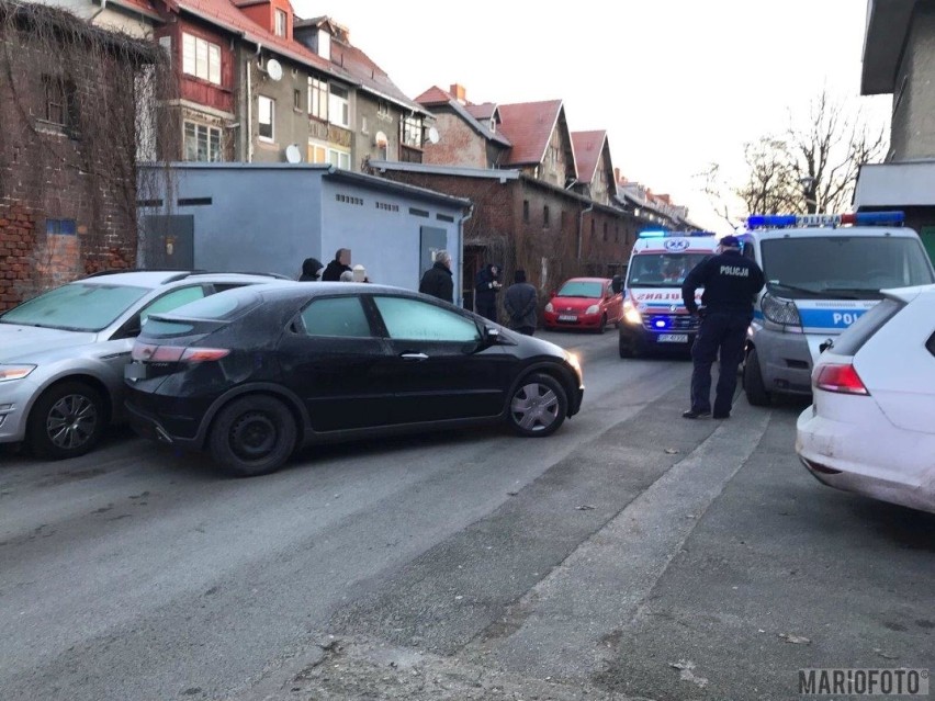 Samochód stoczył się w Opolu na kobietę, która zeskrobywała szron z jego szyb 