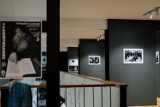 Wystawa "Chasydzi w Lelowie" fotoreportera Arkadiusza Ławrywiańca w Galerii MOK Zawiercie przybliża z bliska kulturę żydowską. VIDEO