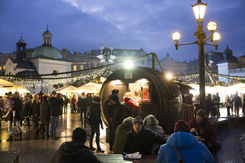 Targi Bożonarodzeniowe w Krakowie. Magia Świąt na Rynku Głównym [ZDJĘCIA]