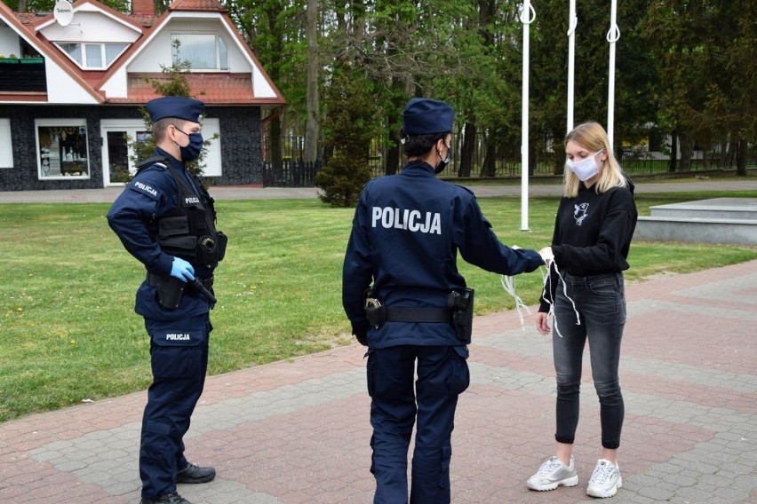 Policjanci rozdawali maseczki meiszkańcom Władysławowa - 30 kwietnia 2020