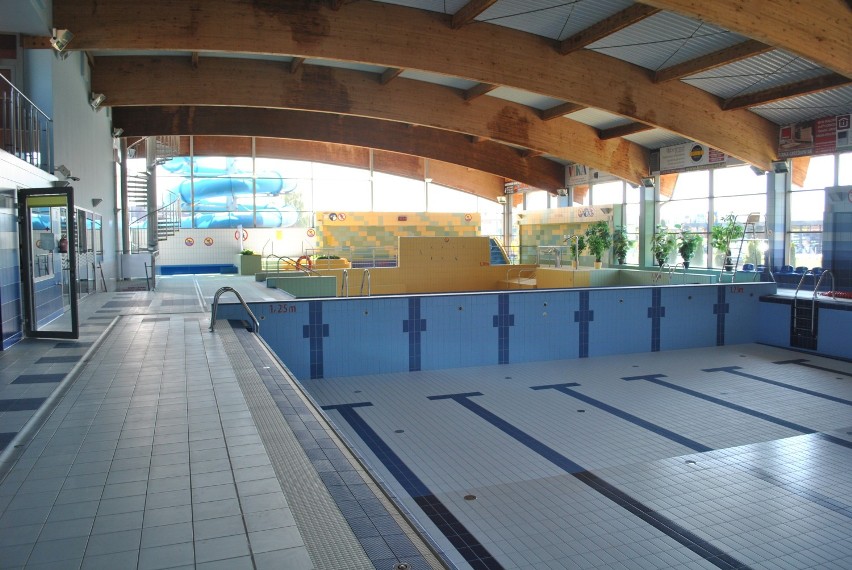 Odmalowano ściany w całej hali basenowej.