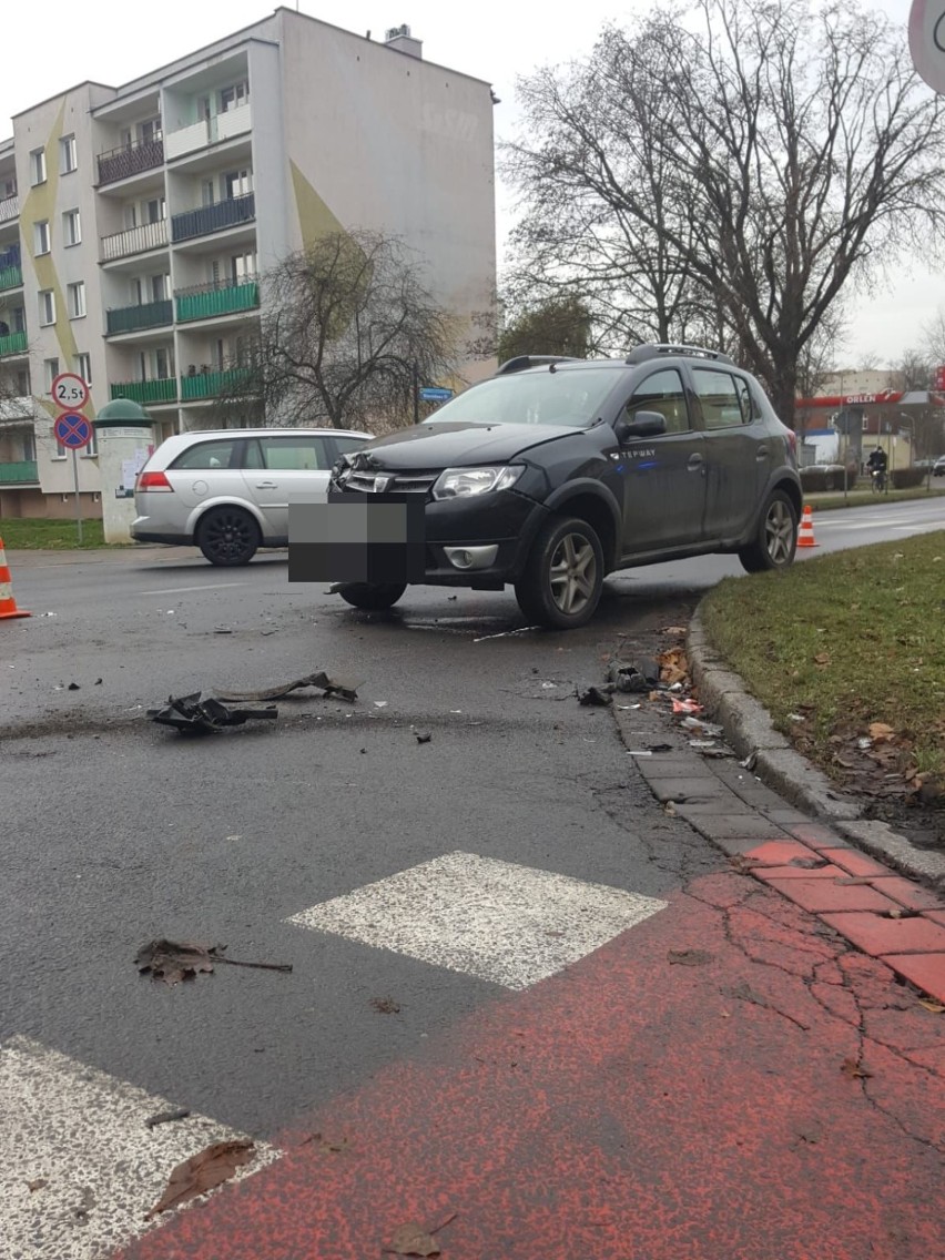 Zderzenie aut na skrzyżowaniu w centrum Szczecinka. Są poszkodowani [zdjęcia]